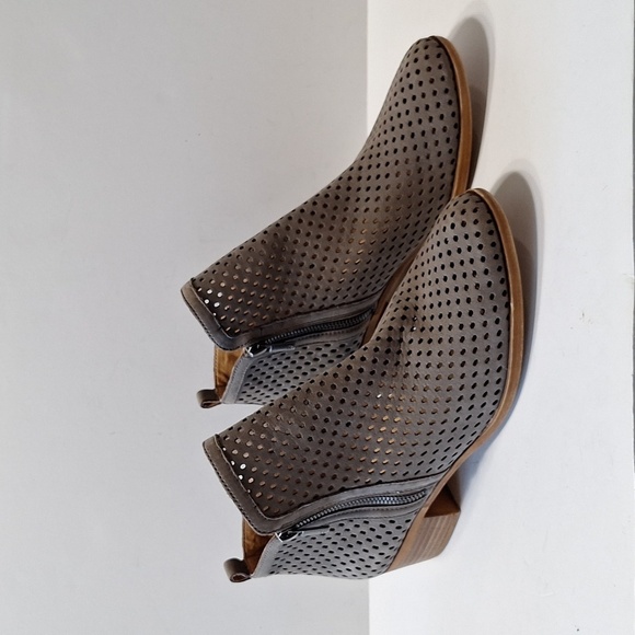 Lucky Brand Gray Gorpcore Preppy Almond Toe Perforated Basel Ankle Booties Sz 10 - Picture 4 of 11